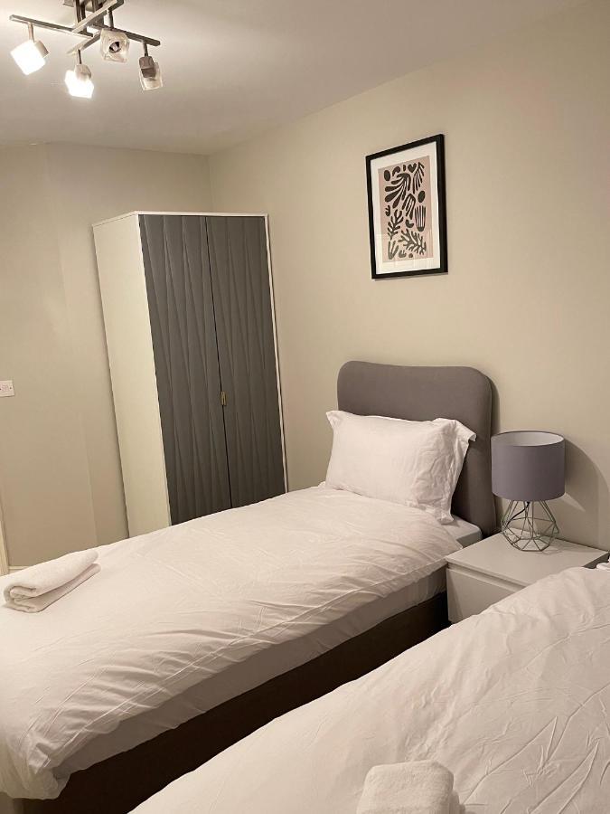 Stylish Luxe Apartment Harlow Exterior photo