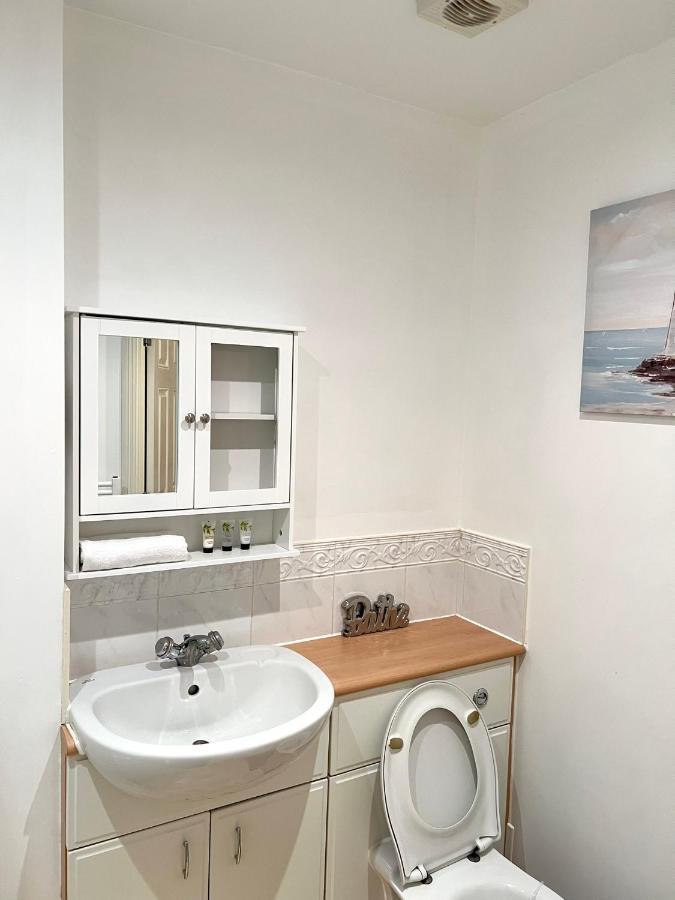 Stylish Luxe Apartment Harlow Exterior photo