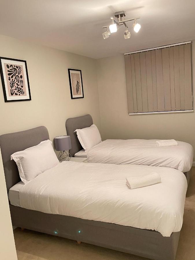 Stylish Luxe Apartment Harlow Exterior photo