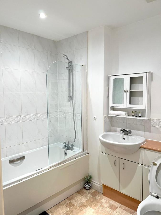 Stylish Luxe Apartment Harlow Exterior photo
